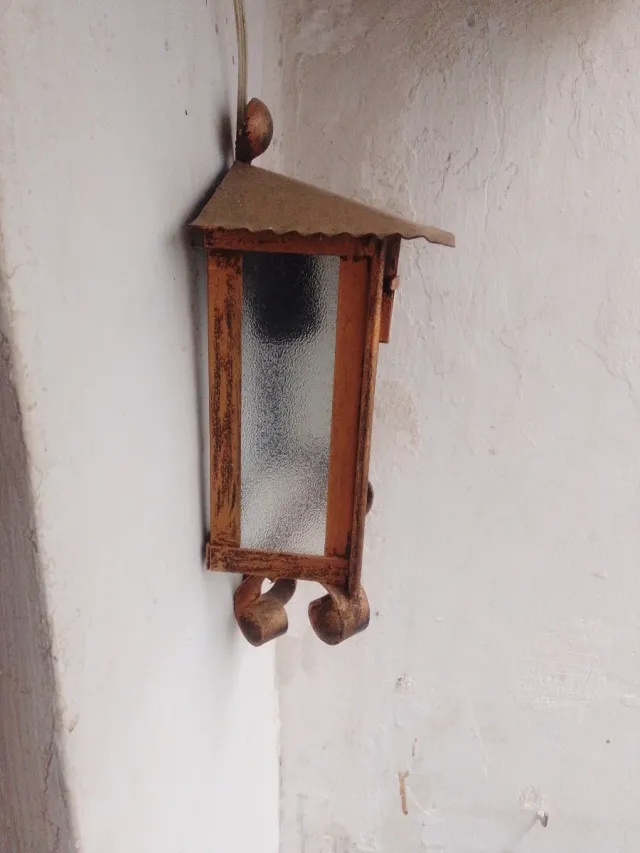 Farol de metal y cristal decorado