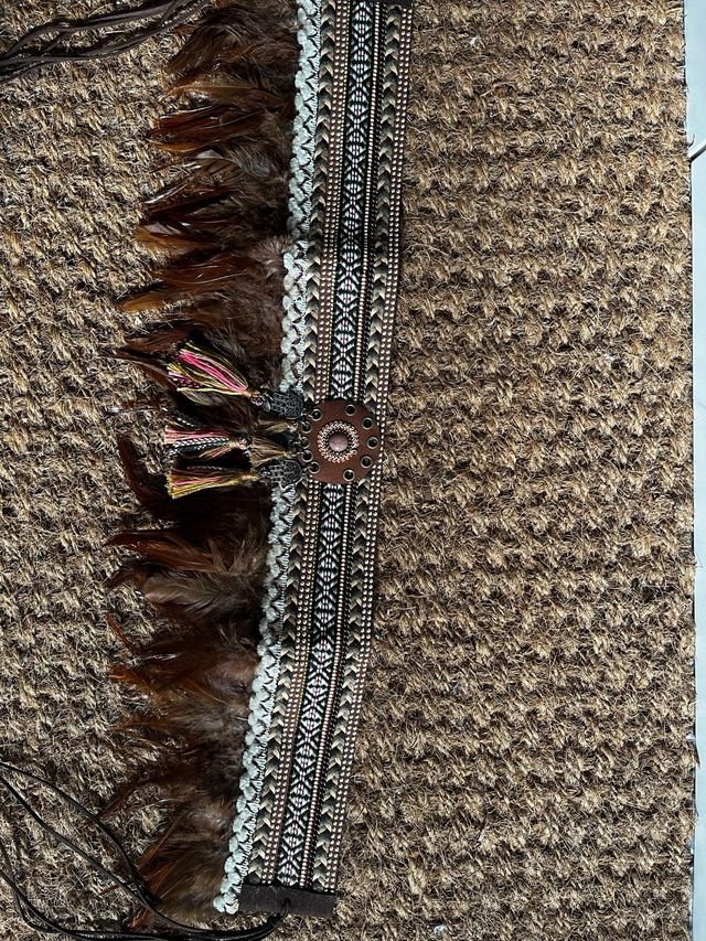 Cinturón boho con plumas y flecos