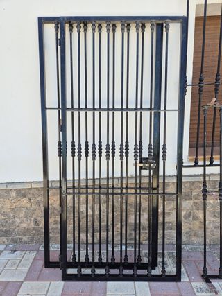 Puerta y rejas de ventana de hierro forjado