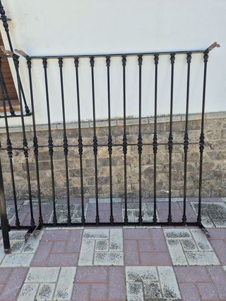Puerta y rejas de ventana de hierro forjado