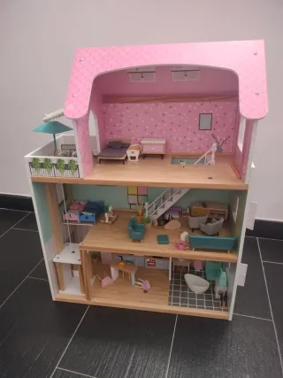 Casa delle bambole rosa con arredi