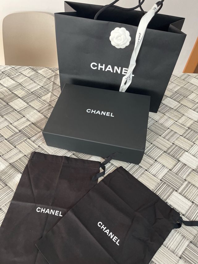 Caja y bolsas Chanel