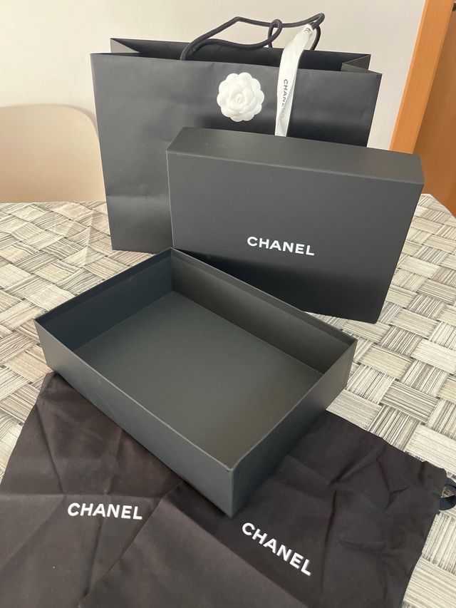 Caja y bolsas Chanel