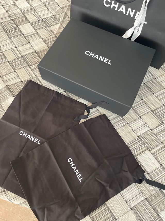 Caja y bolsas Chanel