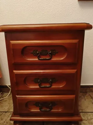 Armario de madera maciza