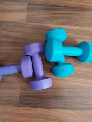 Lote mancuernas 1 kg Moradas, 1,5 kilos azules