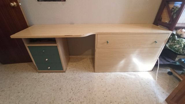 Escritorio y altillos de madera