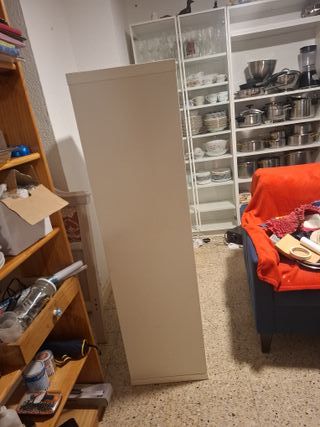 Estantería de madera beige
