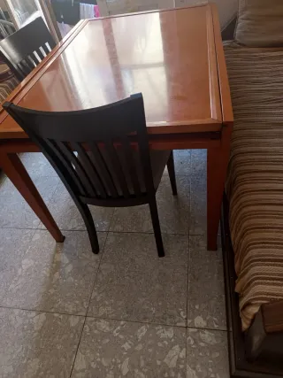 Mesa de comedor de madera