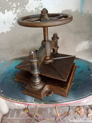 Antigua Prensa de Libros