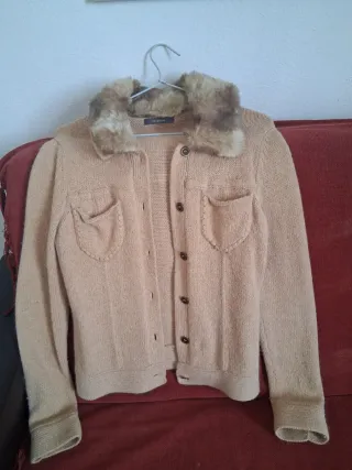 Chaqueta de punto beige con cuello de pelo