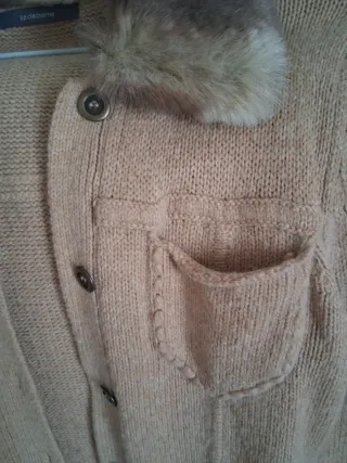 Chaqueta de punto beige con cuello de pelo