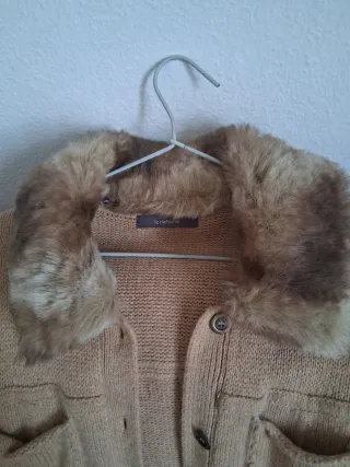 Chaqueta de punto beige con cuello de pelo