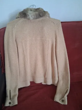 Chaqueta de punto beige con cuello de pelo