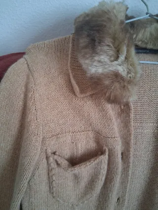 Chaqueta de punto beige con cuello de pelo