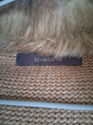 Chaqueta de punto beige con cuello de pelo