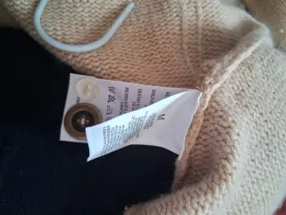 Chaqueta de punto beige con cuello de pelo