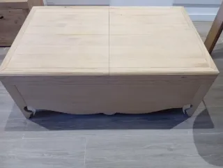 Mesa de salón de madera