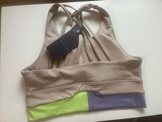 Conjunto deportivo Born: top y shorts