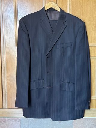 Traje de rayas marrón