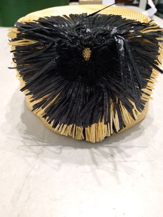 Cappello vintage giallo con decorazione nera