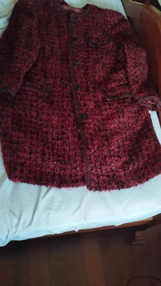 Abrigo mujer rojo y negro.