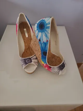 Zapatos de tacón con flores