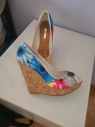 Zapatos de tacón con flores