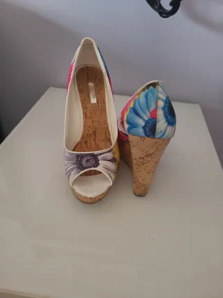 Zapatos de tacón con flores