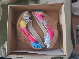 Zapatos de tacón con flores