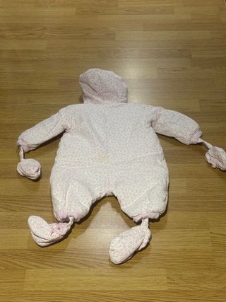 Buzo de bebé rosa con estampado floral