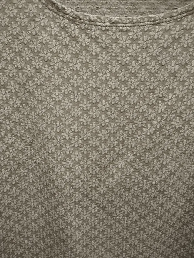 Camiseta elástica verde con flores