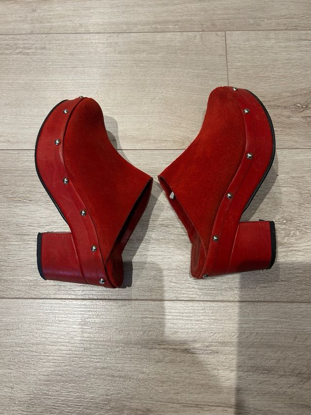 Zuecos de ante rojos