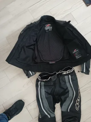 Mono de cuero Alpinestars y regalo botas