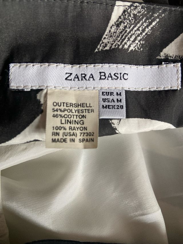 Falda Zara Estampada Flores Blanco y Negro,