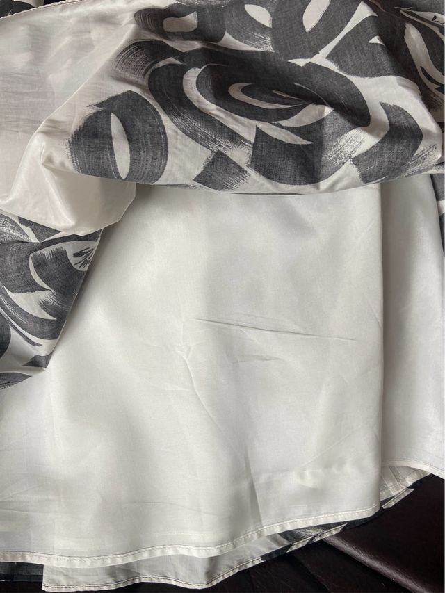 Falda Zara Estampada Flores Blanco y Negro,