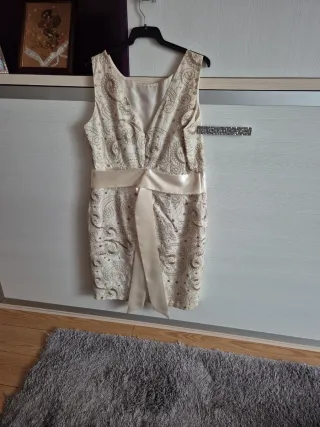 Vestido beige con pedrería y lazo