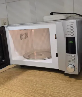 Microondas Candy Plata y Negro