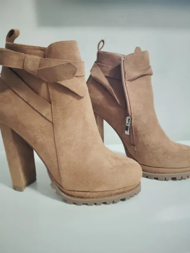 Botines tacón beige con lazo