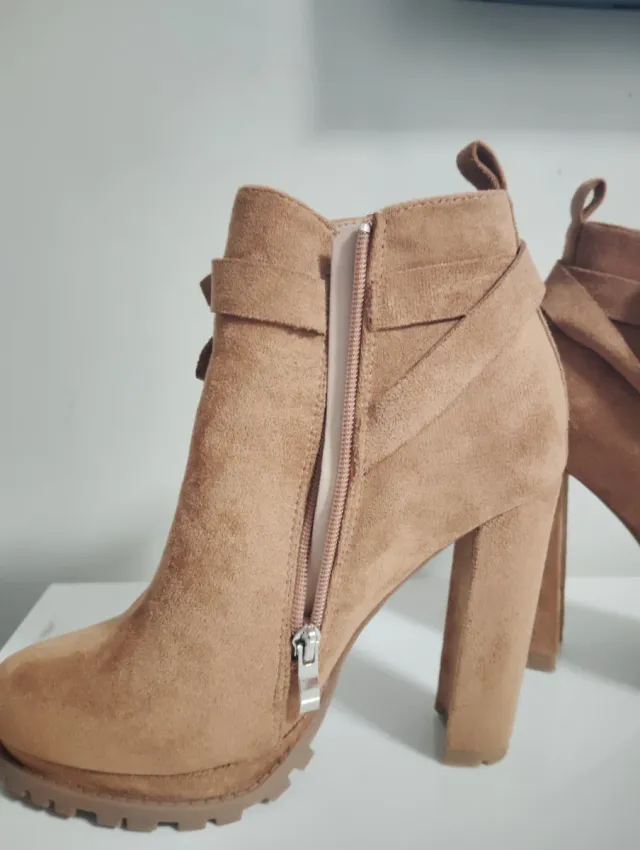 Botines tacón beige con lazo