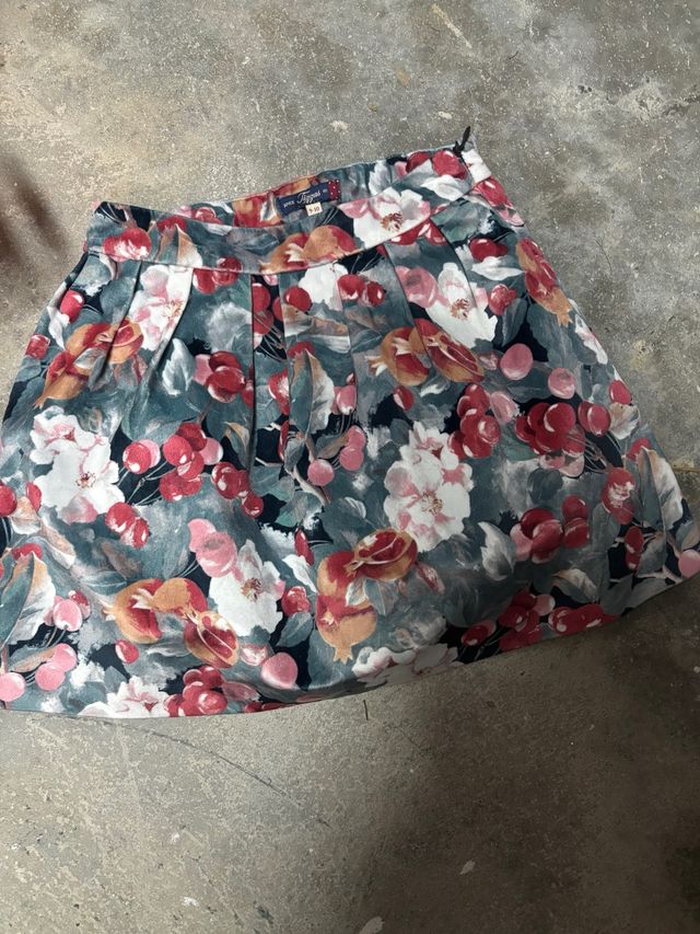 Falda floral para niña