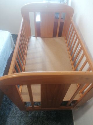 Cuna de madera para bebé