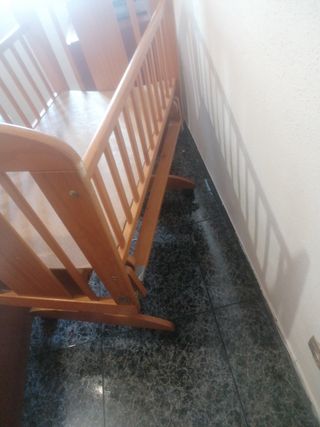 Cuna de madera para bebé