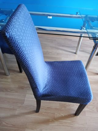 Juego de 4 sillas de comedor grises.