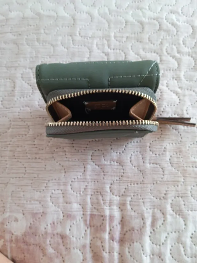 Monedero verde acolchado
