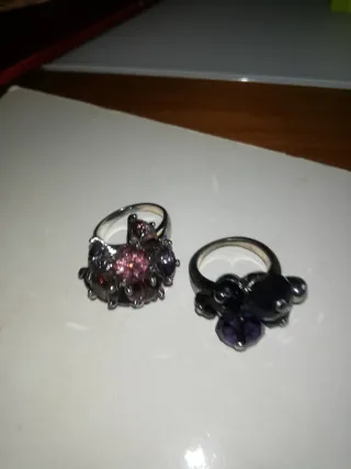 Anillos con piedras moradas y rosas