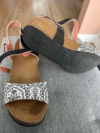 Sandalias Desigual Cuña Negra y Estampado