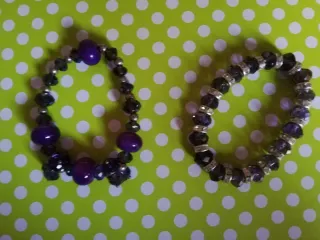 Pulseras de cuentas moradas.