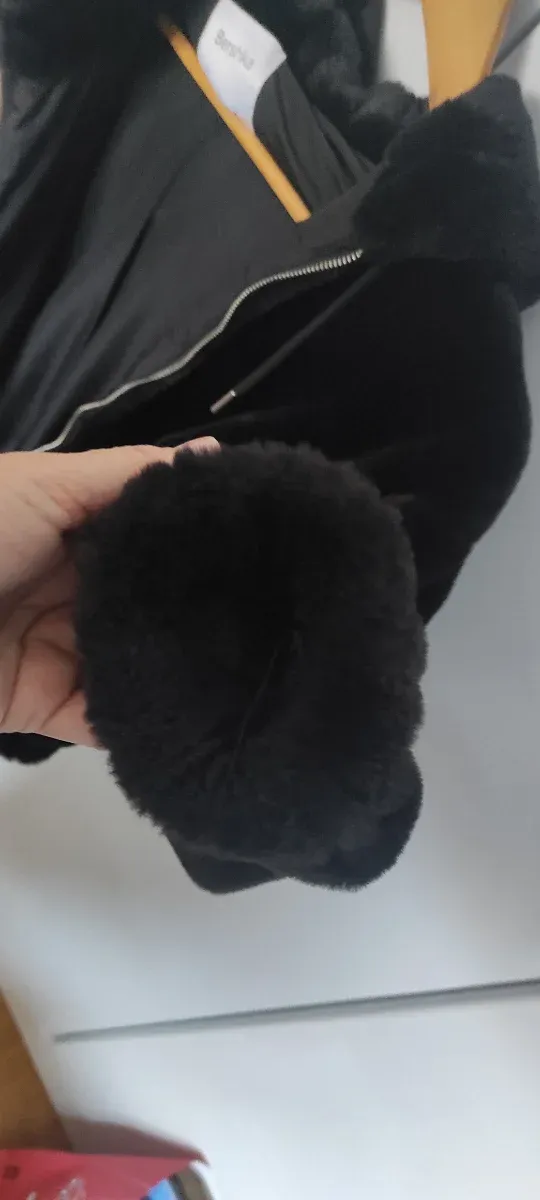 Chaqueta pelo negra con capucha