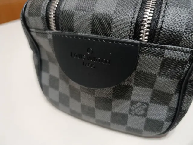 Neceser Louis Vuitton negro grafito